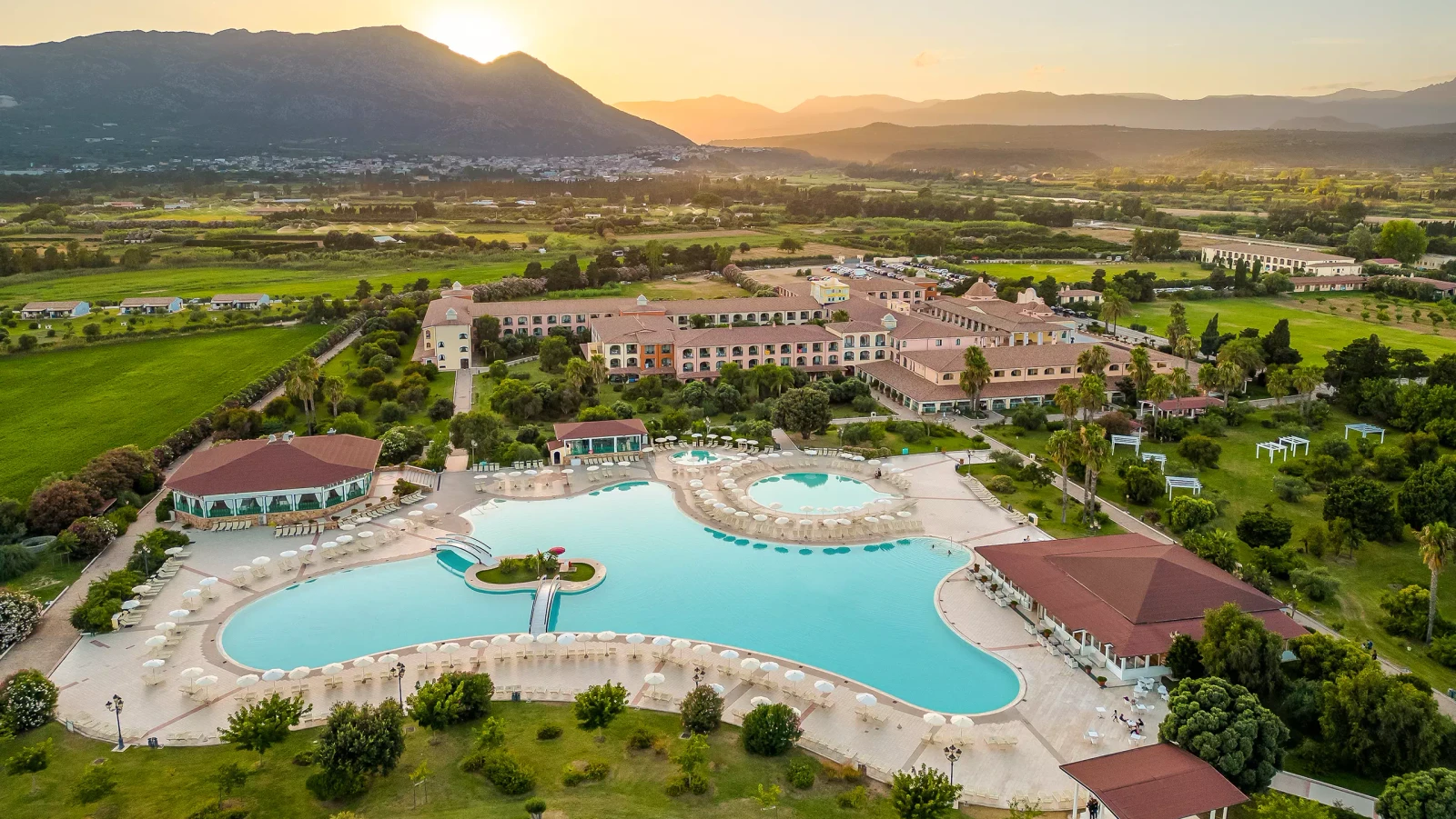 vista-panoramica-al-tramonto-del-club-hotel-marina-beach